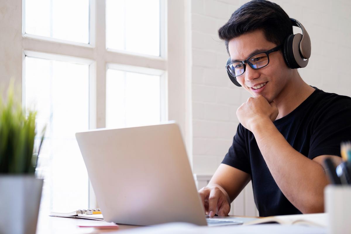Junger Mann lernt in Online Akademie